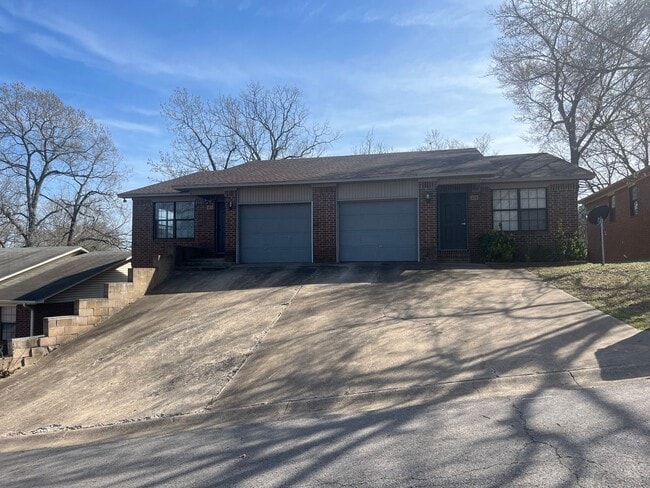 Building Photo - 317 W 16th Ct Unit Apt A