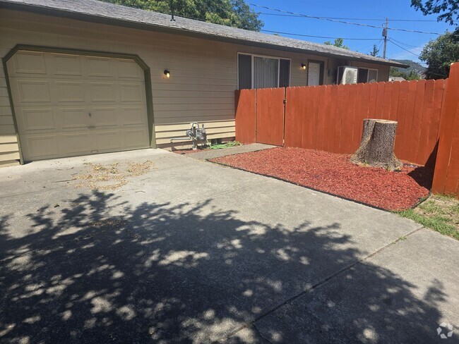 Building Photo - 2 bedroom 1 bath for Rent in Grants Pass Rental
