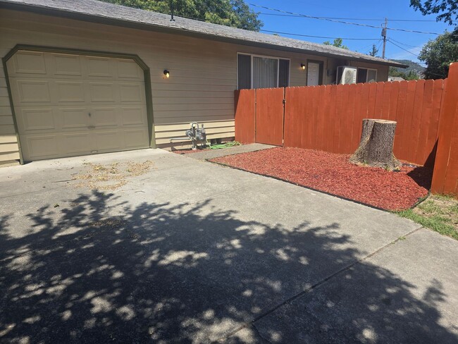 2 bedroom 1 bath for Rent in Grants Pass - 2 bedroom 1 bath for Rent in Grants Pass House