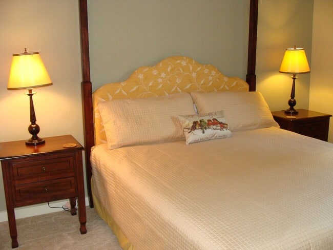 Building Photo - 1-bedroom furnished condo with fenced courtyard