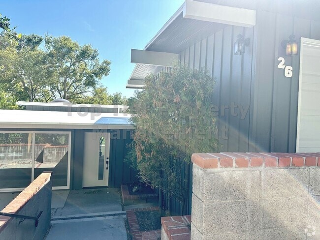 Building Photo - Beautifully Remodeled 4 Bedroom / 3 Bath /... Rental