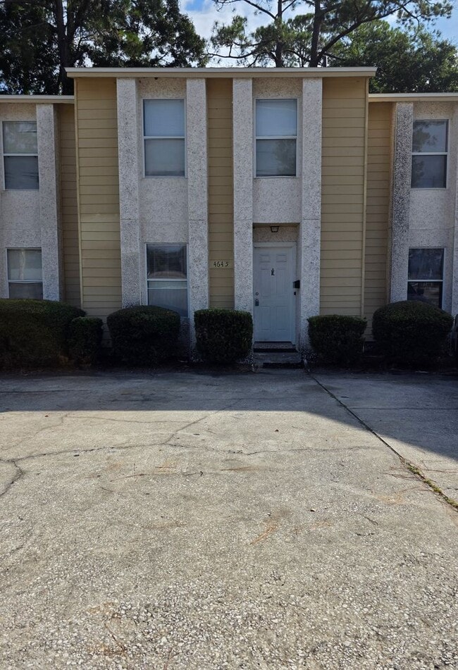 Building Photo - BAR4645     8 Unit 4645 Barnes Road South