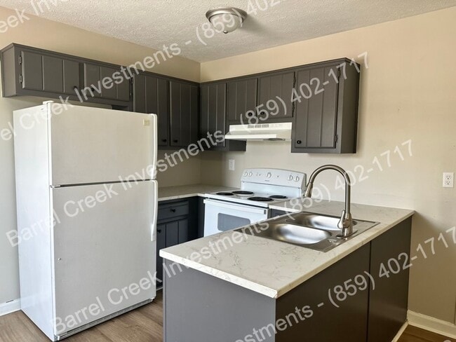 Building Photo - 2-Bed 1.5-Bath Townhome!