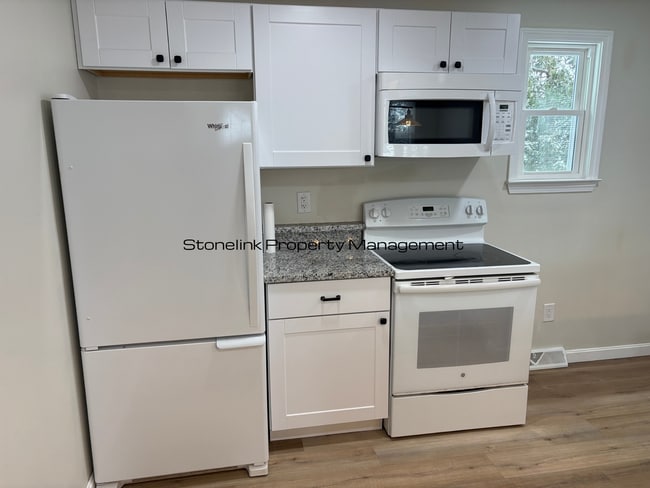 Photo - Fully Renovated Cottage For Rent in Riverside!