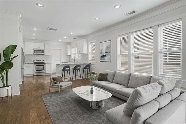 Photo - 287 MacKenzie Dr NE