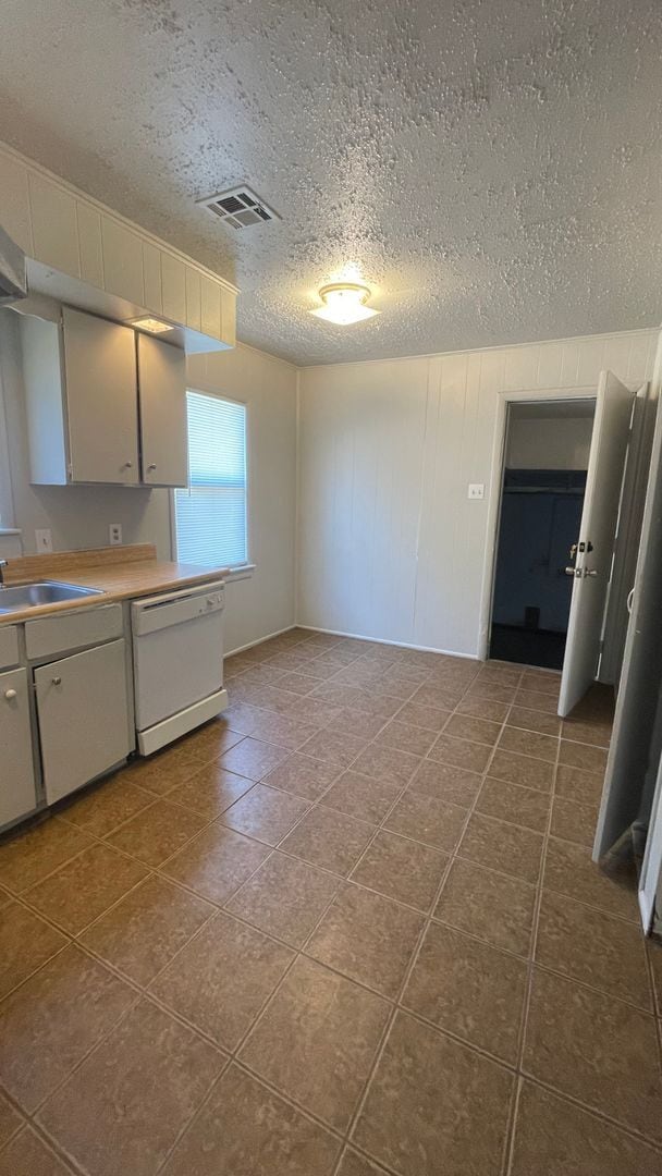 Photo - 3 bed 1 bath home with 1 car garage.  Move in Ready!