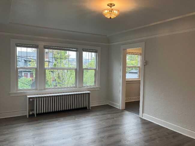 Photo - 766 Belmont Ave E