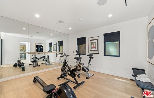 Photo - 540 Westmount Dr