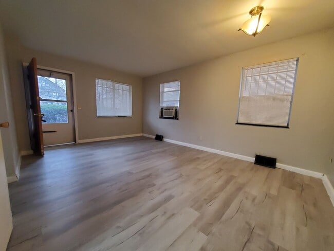 Photo - 706 N Broadway St Unidad A