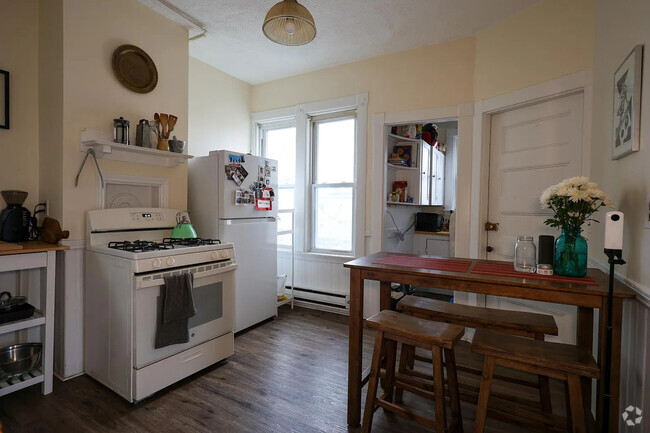 Building Photo - 38 Jefferson St Unit 3 Rental