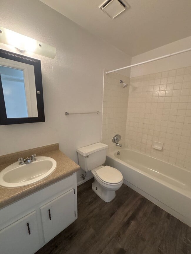 Photo - 5540 Bowden Loop Unidad A