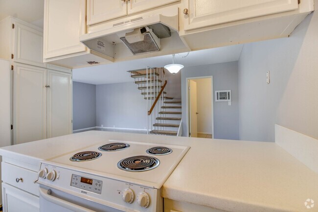 Building Photo - *** LIGHT & BRIGHT 3 BEDROOM 1.5 BATH HOME...