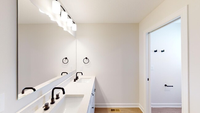 Photo - 827 Willow Pl