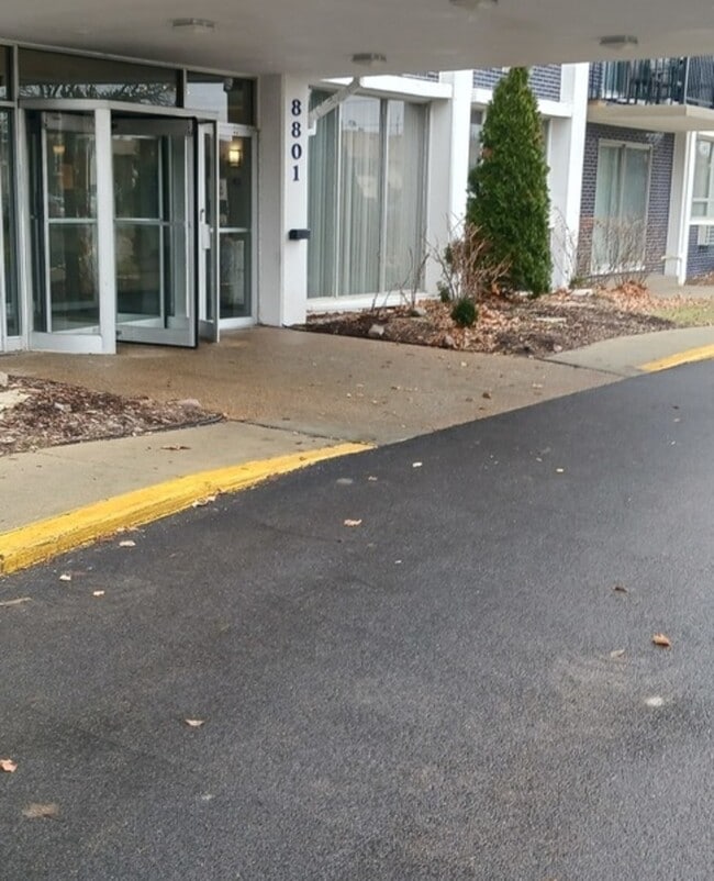 Building Photo - 8801 W Golf Rd Unit 6B