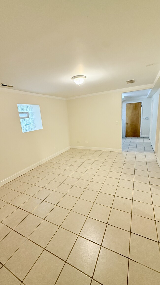 Photo - 5843 W Warwick Ave Unidad G