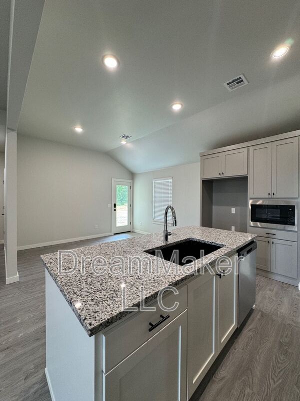 5176 Lily Ln