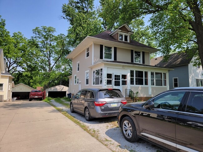 Building Photo - 1335 E 13th St Rental