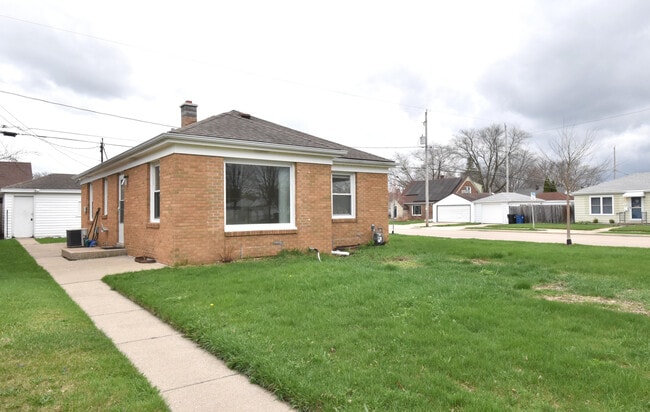 Photo - 3115 Lasalle St