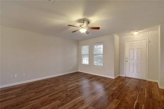 Photo - 476 Nottingham Loop