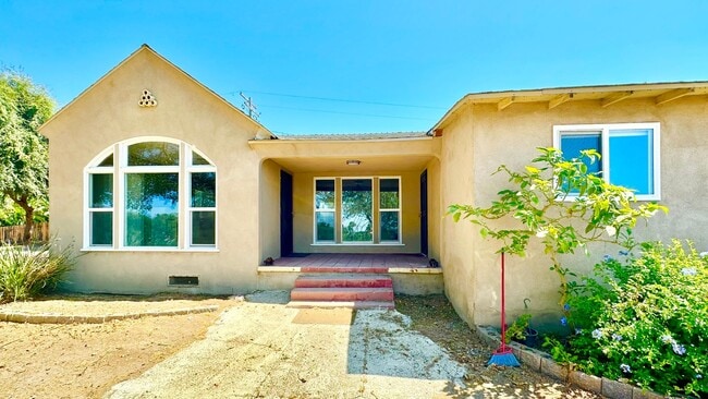 Building Photo - Lovely Single-Story Country Home on Wide Open Space with Detached Garage Space!
