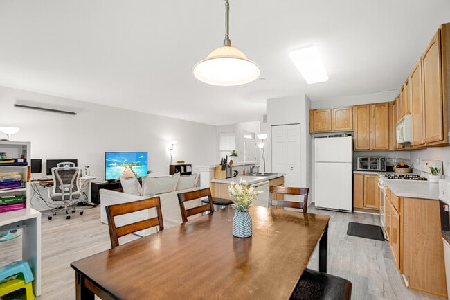 Photo - 1877 Crenshaw Cir