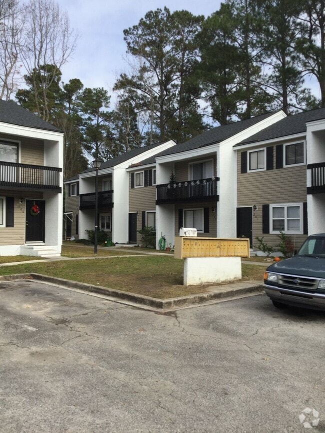 Building Photo - Townhouse Close to Summerville HS