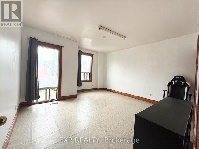 Photo - 759 Gerrard St E