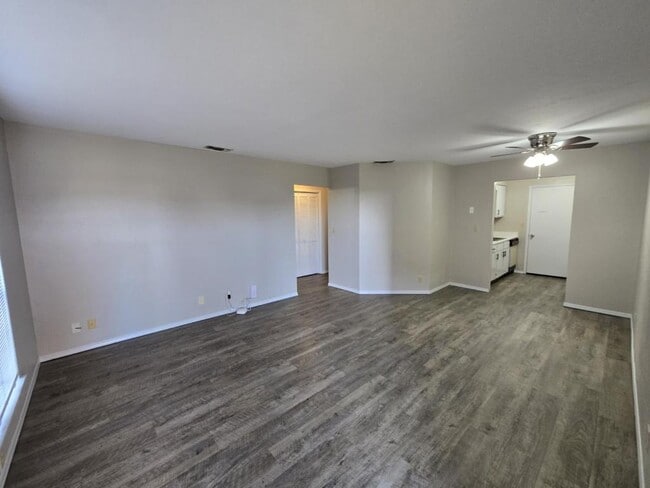 Building Photo - 2600 N Hobart St