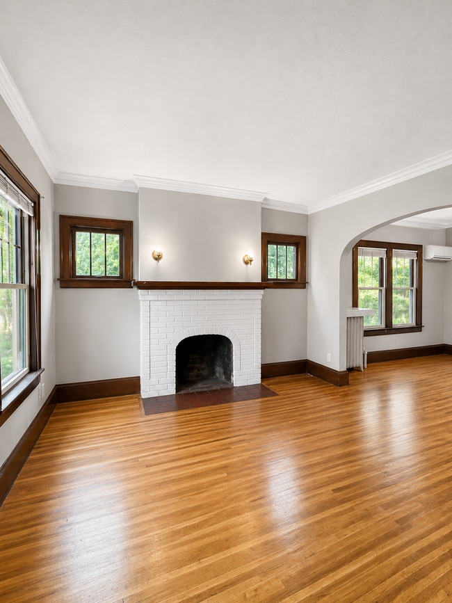 Building Photo - 1381 Saint Clair Ave Unit 1