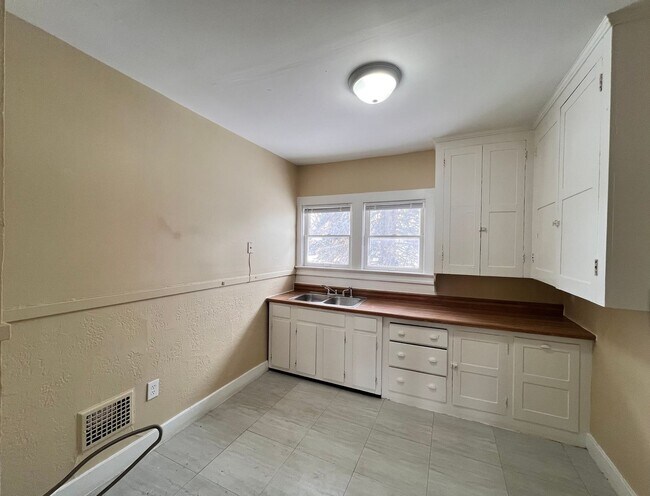 Photo - 1947 Sussex Pl Unit Upper