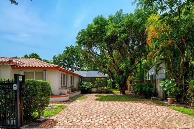 2330 Tequesta Ln