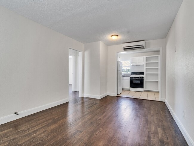 Building Photo - 7626 Pecan Villas Dr Unit 3