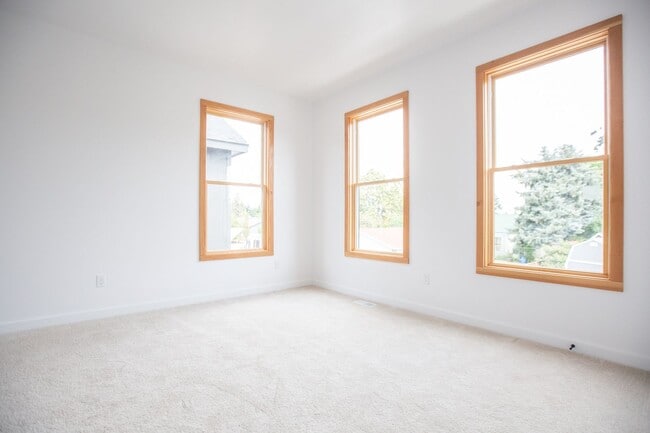 Photo - *** 3 Bedroom New Build In SE ! ONE MONTH ...