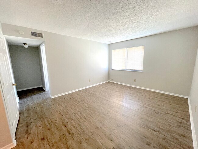 Photo - OakTree Flats