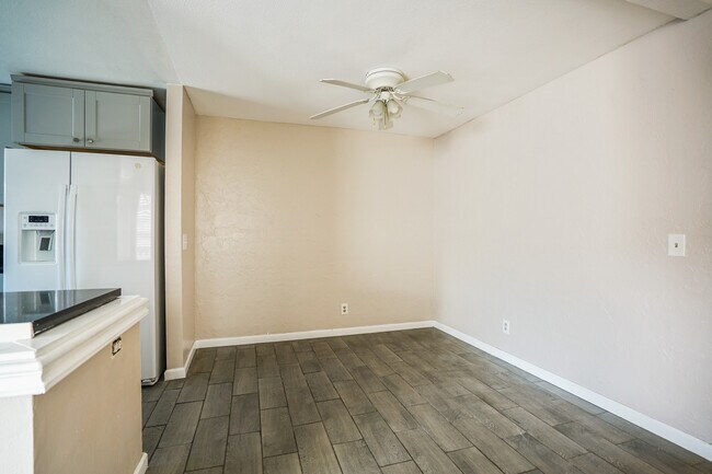 Dinning Nook - 3018 W Cheryllyn Ln Unit 10