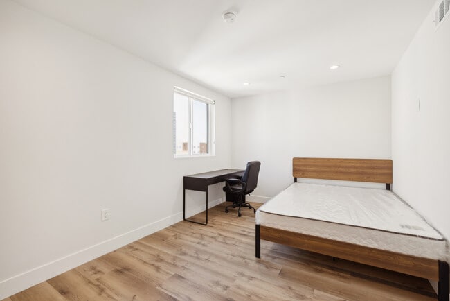 Photo - 1348 W 35th St