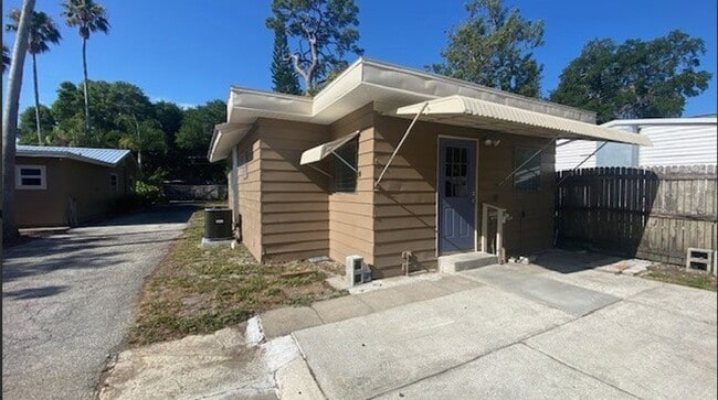 Building Photo - Remodeled 2 Bedroom 1 Bath Home, Fenced Pr...