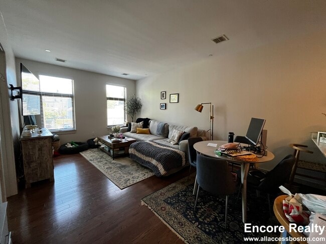 Building Photo - 77 Thorndike St