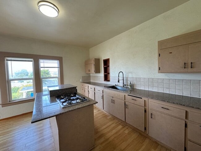 Building Photo - 111 W Hawthorne St Unit # 1