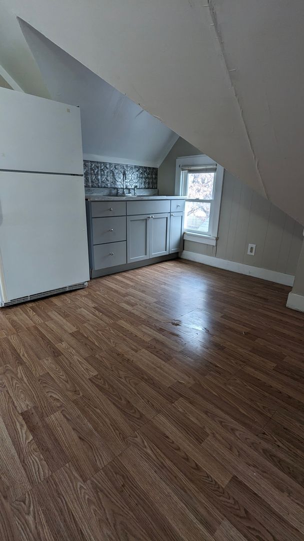 Building Photo - Painted Unit Painted Up