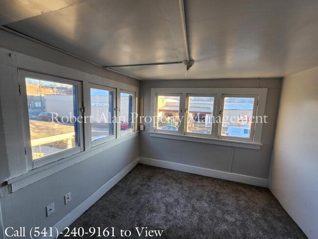 Photo - 127 SW Emigrant Ave