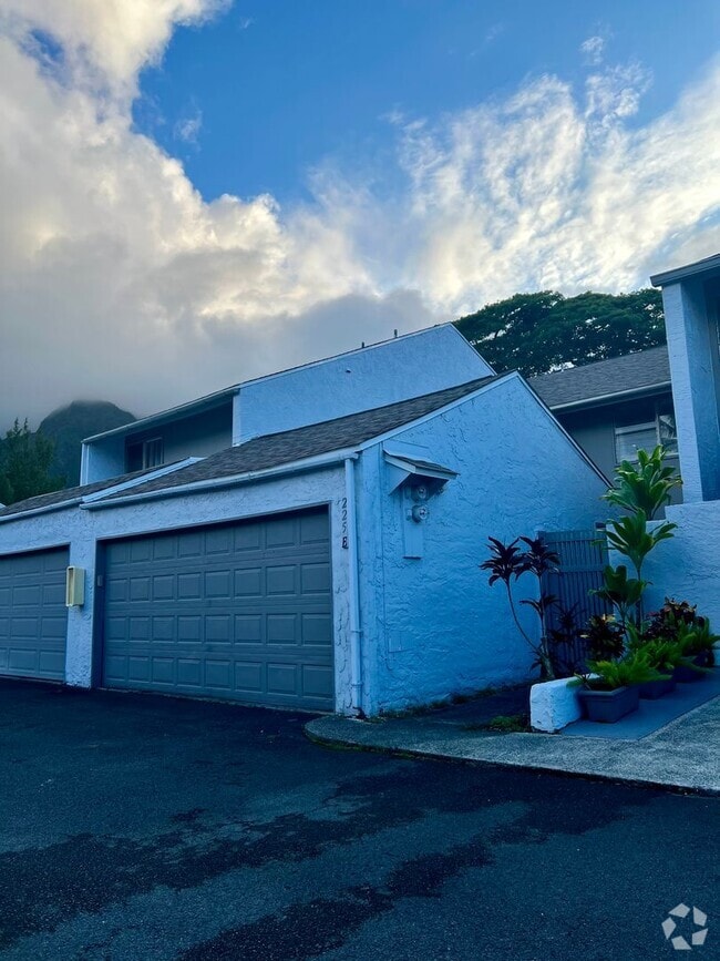 Building Photo - Updated 2-story TH with front yard & back ... Rental