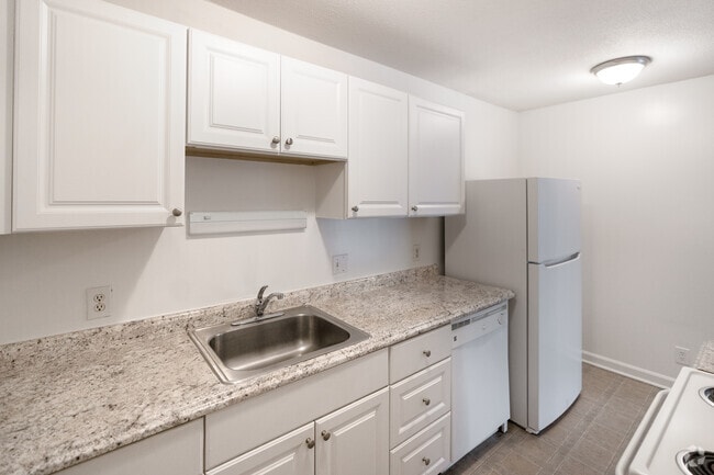 3BR,2BA - 1212SF