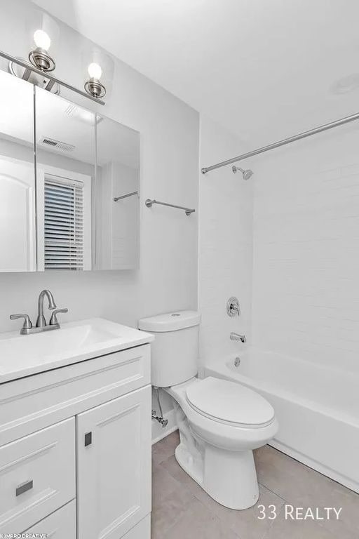 Building Photo - Renovated 2 bedroom 2 bath (June 1st) - Pilsen! Unit CH2