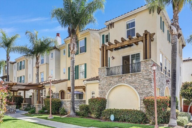 Building Photo - Move In Special $1000 Off - 3BD/3.5BA Detached Townhouse w/ 2 Car Garage