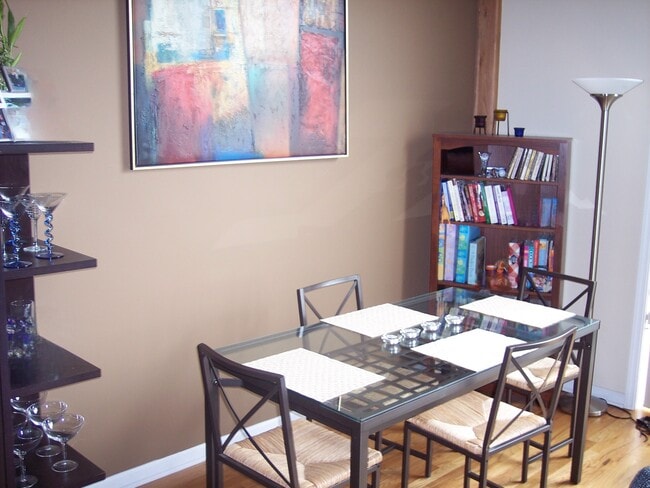 Living area - 2806 N Oakley Ave Unit 401