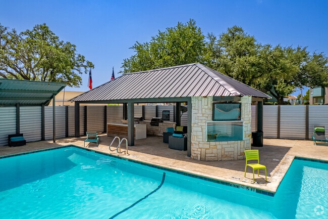 Cabaña al costado de la piscina