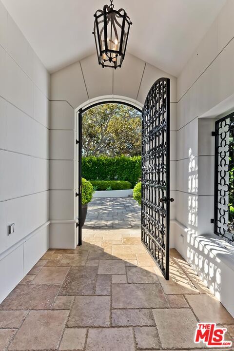 2134 La Mesa Dr