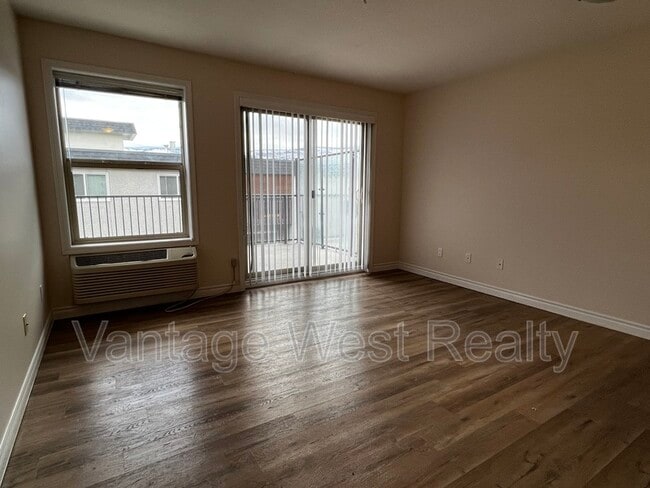 Photo - 598-598 Sutherland Ave