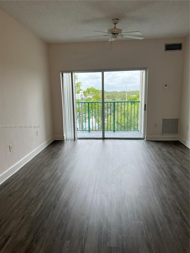 Building Photo - 6001 SW 70th St Unit 545